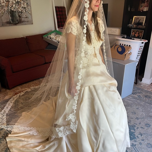 Monique Lhuillier dress, 4 pieces, skirt, shirt, lace top and bow. - Picture 2 of 3